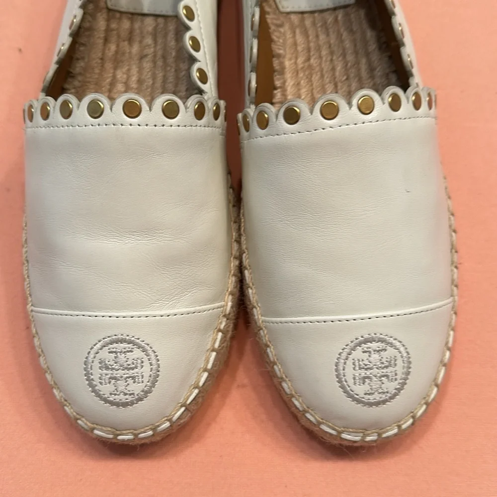 New Tory Burch Leather,Gold Embellish Ivory Shoe. Size 8.5.